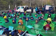 韩“萨德”基地民众阻挡建材运入与警方对峙